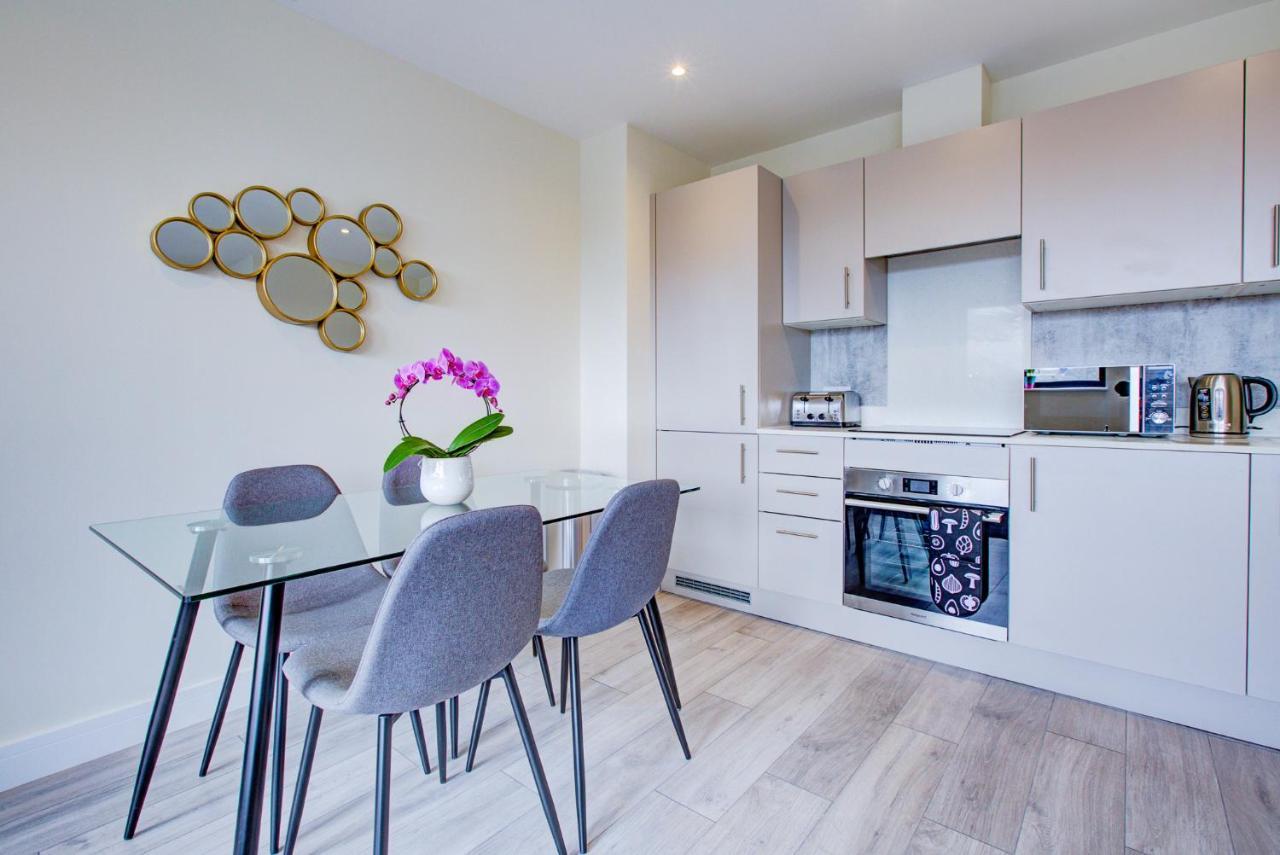 Hybrid Resi - London, Sutton With Onsite Car Parking Apartman Cheam Kültér fotó