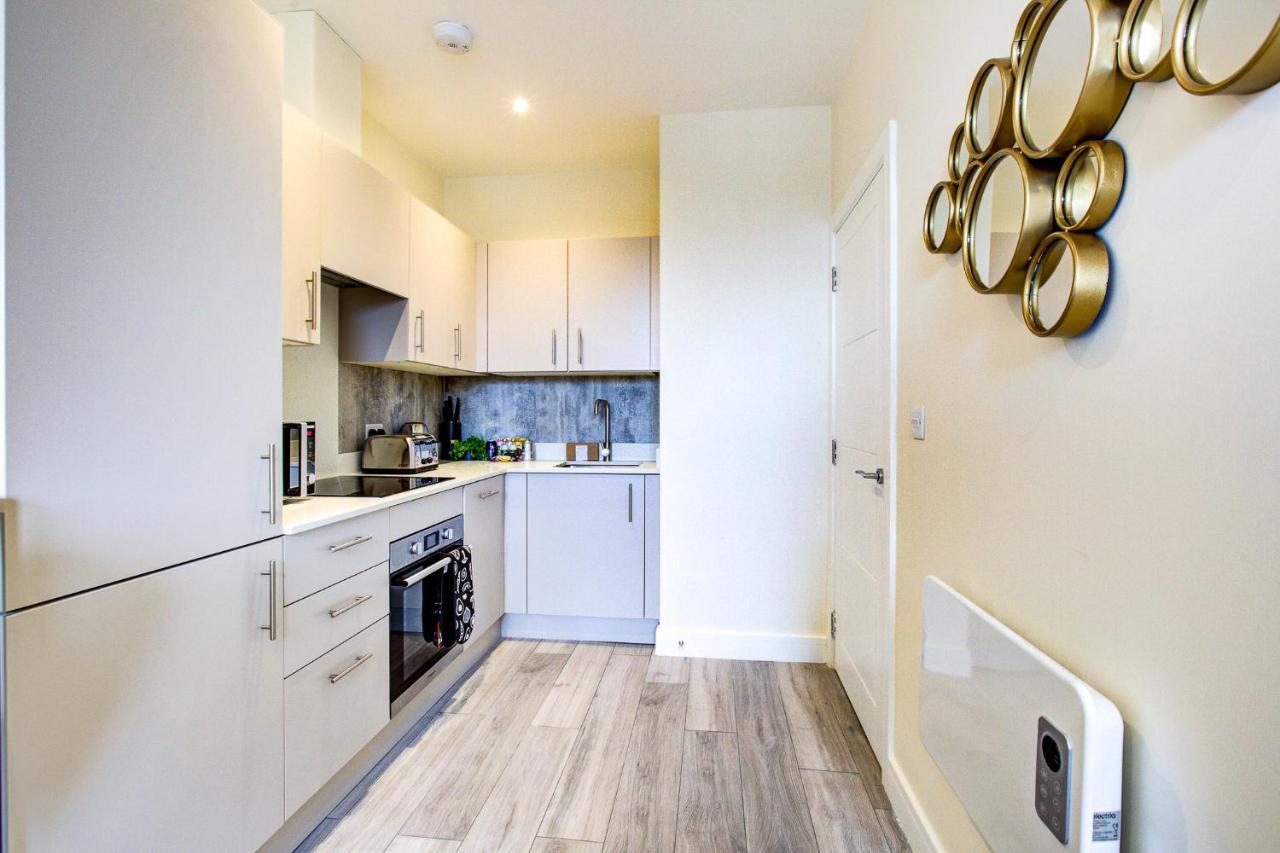 Hybrid Resi - London, Sutton With Onsite Car Parking Apartman Cheam Kültér fotó