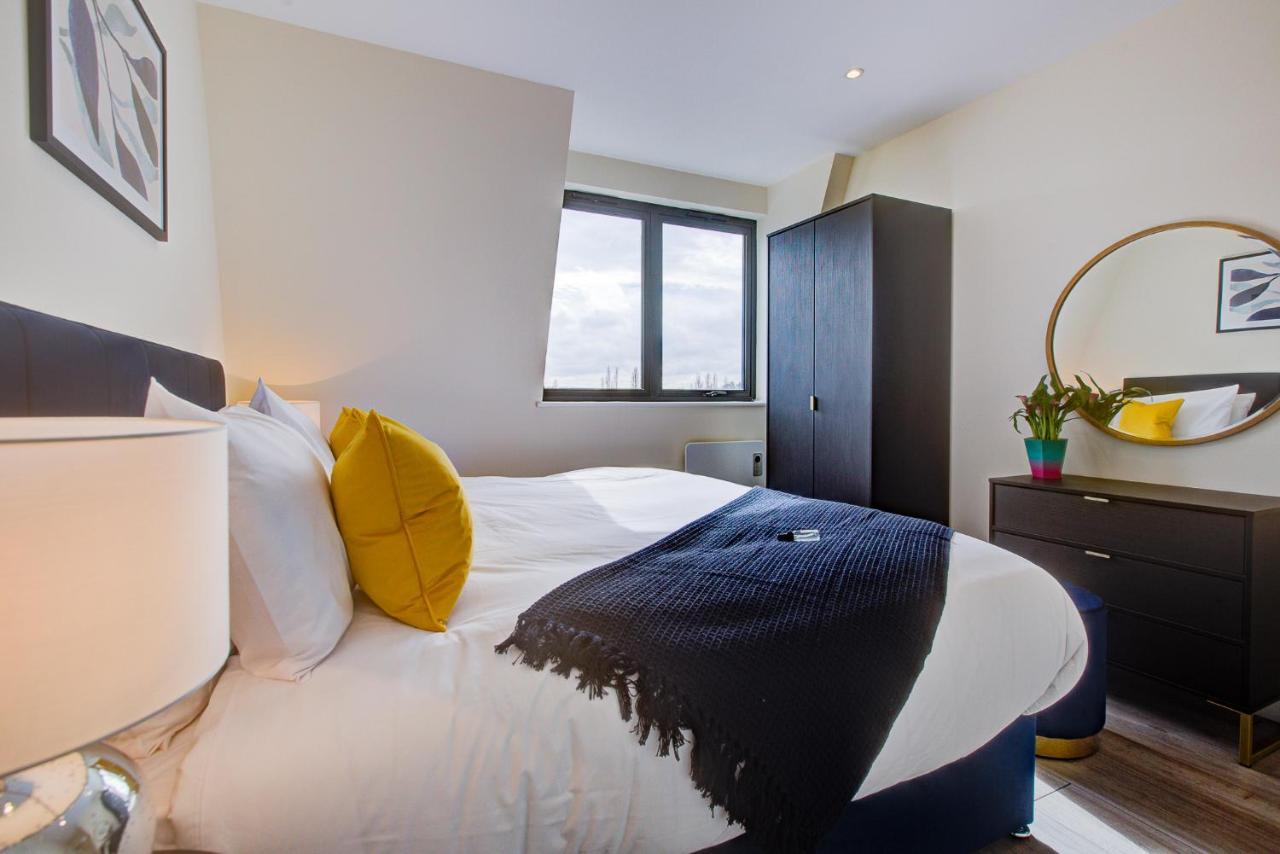 Hybrid Resi - London, Sutton With Onsite Car Parking Apartman Cheam Kültér fotó